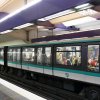 Metro - jeden z symboli Paryża, podziemna kolej działająca od 1900 roku